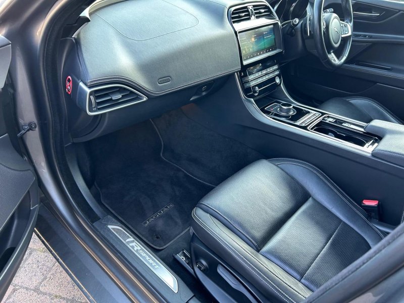 JAGUAR XE
